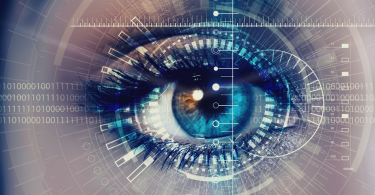 La publicidad ocular es conocida como una herramienta para optimizar los procesos de la adquisición de los productos y servicios. Con el objetivo de atraer más clientes a la empresa. El crecimiento de las nuevas tecnologías se integra cada día al marketing digital. Se considera como una herramienta eficaz para que las marcas puedan generar engagement con los clientes y público potencial. Uso de la publicidad ocular por las empresas En la actualidad, muchas empresas están utilizando la técnica que se conoce como el seguimiento ocular. Esto con el objetivo de aumentar las ventas; también se conoce como la publicidad ocular. Se trata de una tecnología de rastreo que está siendo utilizada por grandes firmas de la industria en el mundo. Como es el caso de las industrias de cosmética como Smashbox y empresas de tecnología. Inclusive, la publicidad ocular es usada por empresas que se dedican a la realidad aumentada como es el caso de ModiFace. ¿En qué consiste esta técnica? La publicidad ocular tiene la función de captar los momentos en que los usuarios o clientes potenciales, proceden a ir a una tienda y observan un producto determinado. Una cámara con inteligencia artificial se encarga de identificar los intereses potenciales, brindando a la empresa la oportunidad de persuadir a los consumidores. Desde los celulares o computadora de escritorio, se solicita a los clientes potenciales acceso a la app de rastreo ocular. Inclusive, se pueden obtener resultados impactantes ya que la marca de belleza, Smashbox, tiende a incrementar las ventas en un 27% mediante la publicidad ocular. Pero, el eye tracking genera datos que son más específicos sobre el pensar de los usuarios y las métricas tienden a partir de lo que el cliente está observando con detenimiento. Mientras que, la marca ModiFace trabaja con diferentes empresas para revolucionar la analítica. Sobre todo, en personas que demuestran interés en los artículos, que el uso, las tiendas podrán brindar recomendaciones que sean más personalizadas.