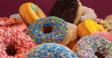 Influencers y personajes famosos Ya no pueden anunciar cualquier tipo de alimentos dirigidos a menores