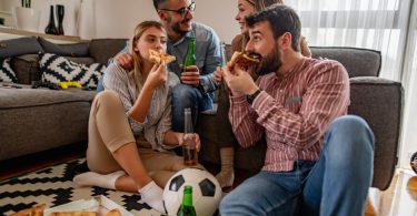 Hinchas peruanos eligen el pollo a la b