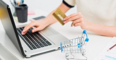 El 31% de los peruanos invierte mensualmente más de mil soles en compras por internet, según la CCL
